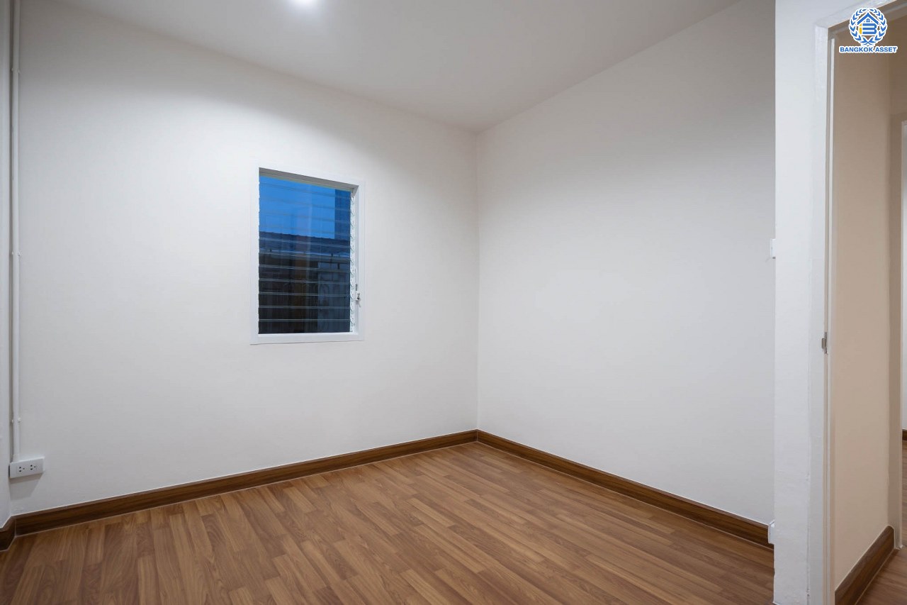 บ้านมือสองตกแต่งใหม่ โครงการ สวนกุหลาบ ติวานนท์-แจ้งวัฒนะ ติดถนนติวานนท์ ใกล้โรงเรียนสวนกุหลาบวิทยาลัย เนื้อที่ 27 ตร.ว. ฟังก์ชัน 3 ห้องนอน 2 ห้องน้ำ จอดรถได้ 1 คัน บนทำเลใกล้จุดขึ้นทางด่วน "ศรีรัช" และรถไฟฟ้าสายสีชมพู "สถานีปากเกร็ด"